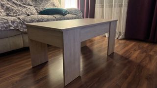 Mesa elevable color madera clara