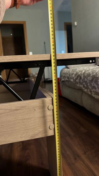 Mesa elevable color madera clara