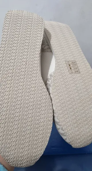 Zapatillas Michael Kors Beige y Blancas