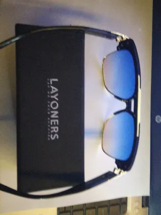Occhiali da sole Layoners neri e riflessi blu