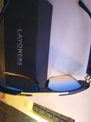 Occhiali da sole Layoners neri e riflessi blu