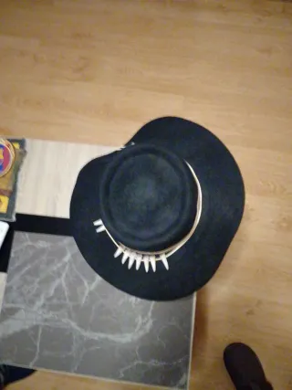 Sombrero Negro con Colmillos y Serpiente
