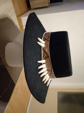 Sombrero Negro con Colmillos y Serpiente