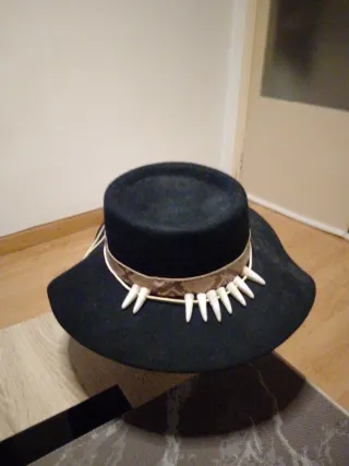 Sombrero Negro con Colmillos y Serpiente