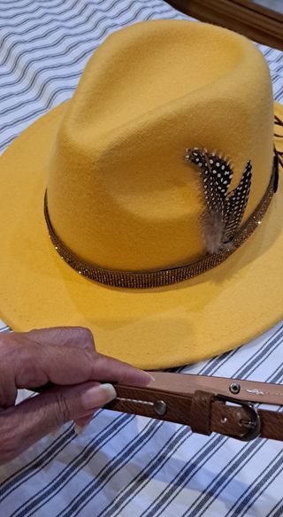 Sombrero de diseño amarillo nuevo. Varios diseños.