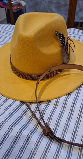 Sombrero de diseño amarillo nuevo. Varios diseños.