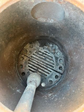 Estufa de leña antigua de metal