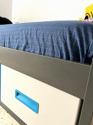 Cama Con Cajones y Estantería