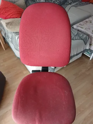 Silla de oficina roja y negra