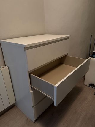 Cómoda blanca de madera