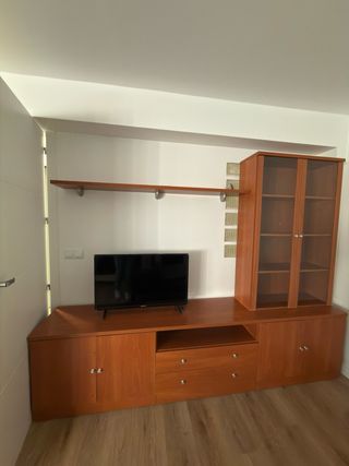 Mueble TV con Vitrina Madera y Cristal