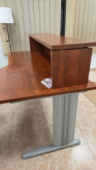 Mesa de oficina con cajonera