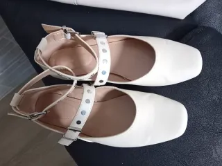 Bolso y zapatos blancos