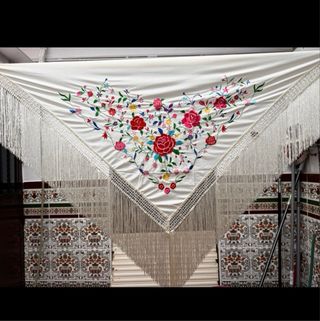 Manton blanco bordado flores