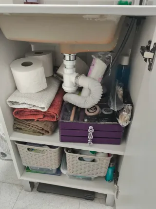 Mueble de baño blanco con tirador