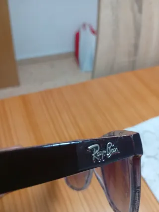 Gafas de sol Ray-Ban marrones y moradas