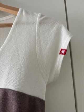 Camiseta Kling blanca y marrón con lazo