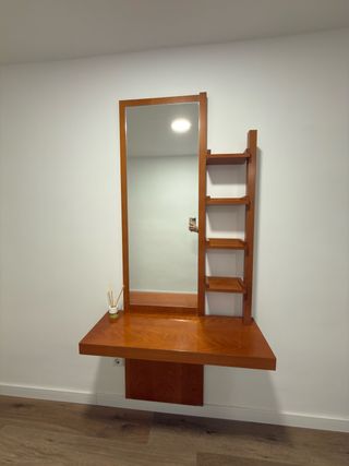 Mueble recibidor con espejo y estantes