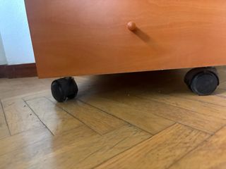 Cajonera de madera con llave y ruedas