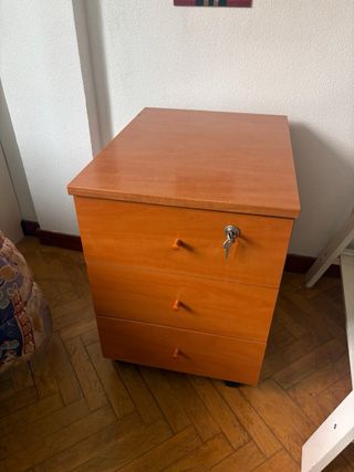 Cajonera de madera con llave y ruedas
