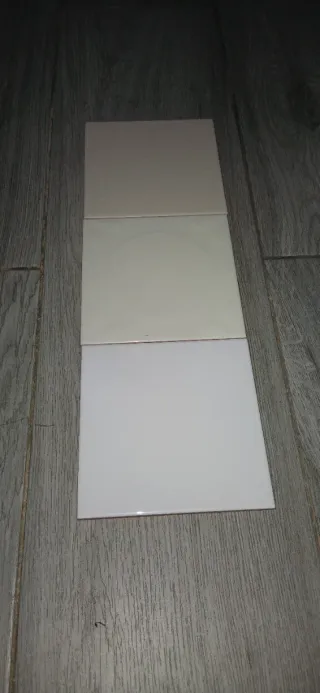 Azulejos cerámicos blancos , beige claro y crema