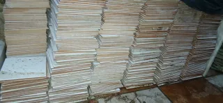 Azulejos cerámicos blancos , beige claro y crema