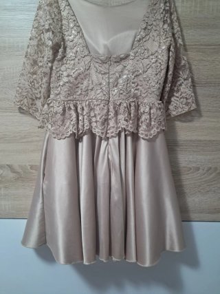 Vestido elegante beige encaje y satén