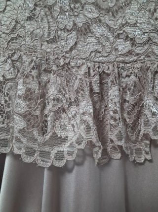 Vestido elegante beige encaje y satén