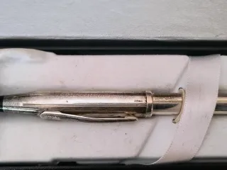 Pluma CROSS de plata con estuche