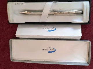 Pluma CROSS de plata con estuche