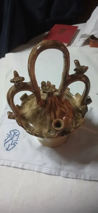 Botijo de cerámica con diseño elaborado