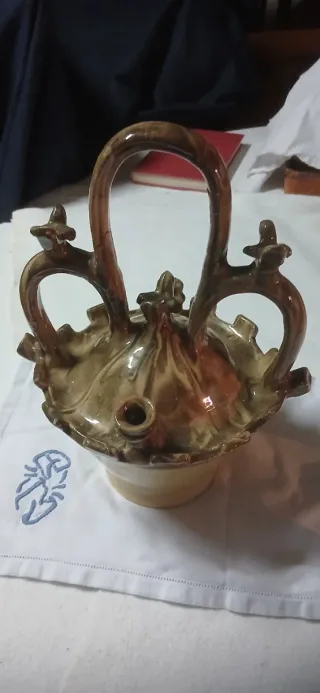 Botijo de cerámica con diseño elaborado