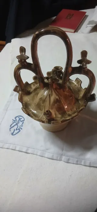Botijo de cerámica con diseño elaborado