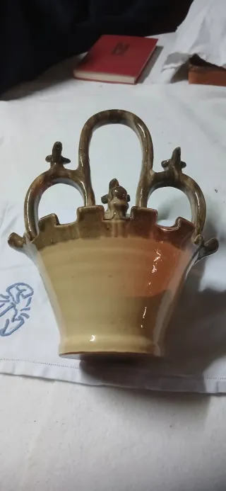 Botijo de cerámica con diseño elaborado