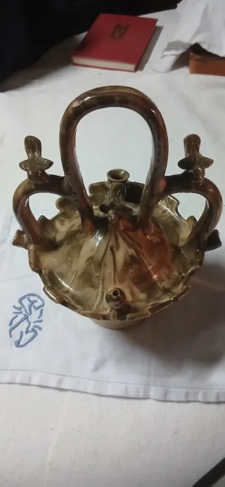 Botijo de cerámica con diseño elaborado