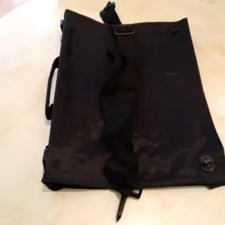 Mochila negra nueva.