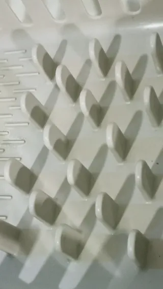 Escurreplatos con cubertero verde