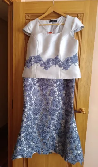 Traje de fiesta azul y plateado