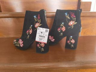 Botas negras bordadas flores talla 37