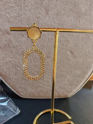 Pendientes dorados con detalles blancos