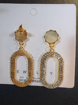 Pendientes dorados con detalles blancos