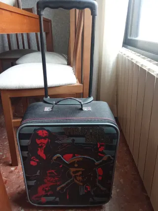 Maleta Piratas del Caribe Negra y Roja