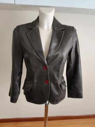 Chaqueta de cuero marrón para mujer