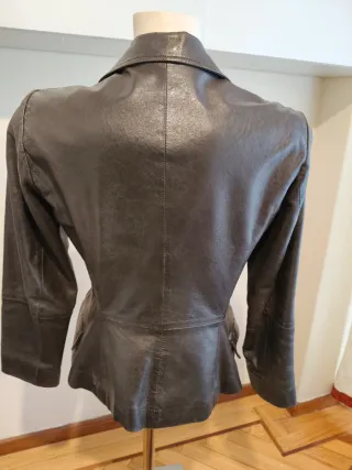 Chaqueta de cuero marrón para mujer