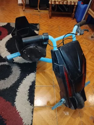 Triciclo eléctrico infantil azul