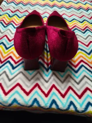 Zapatos de tacón de terciopelo granate