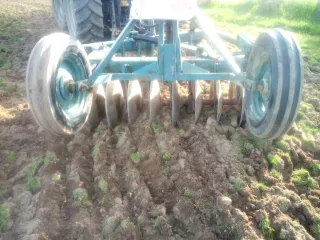 Grada de 22 discos en 26 pulgadas.