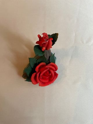 Figura de Rosas Rojas Estilo Capodimonte Realista