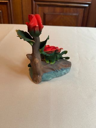 Figura de Rosas Rojas Estilo Capodimonte Realista