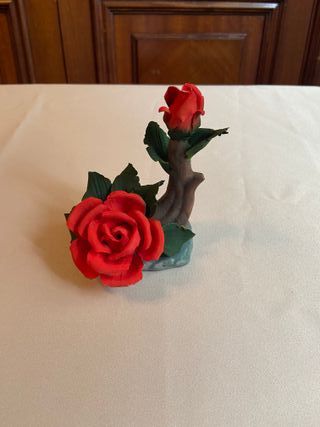 Figura de Rosas Rojas Estilo Capodimonte Realista